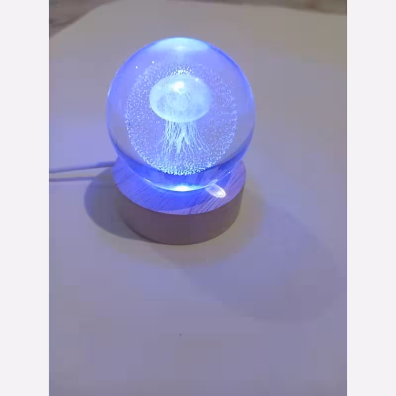 چراغ خواب گوی کریستالی طرح عروس دریایی چراغ رنگی سایز 6 با پایه چوبی