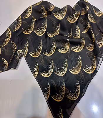 مینی اسکارف ابریشم مجلسی مشکی با طرح نیم دایره شنی طلایی کد YM67