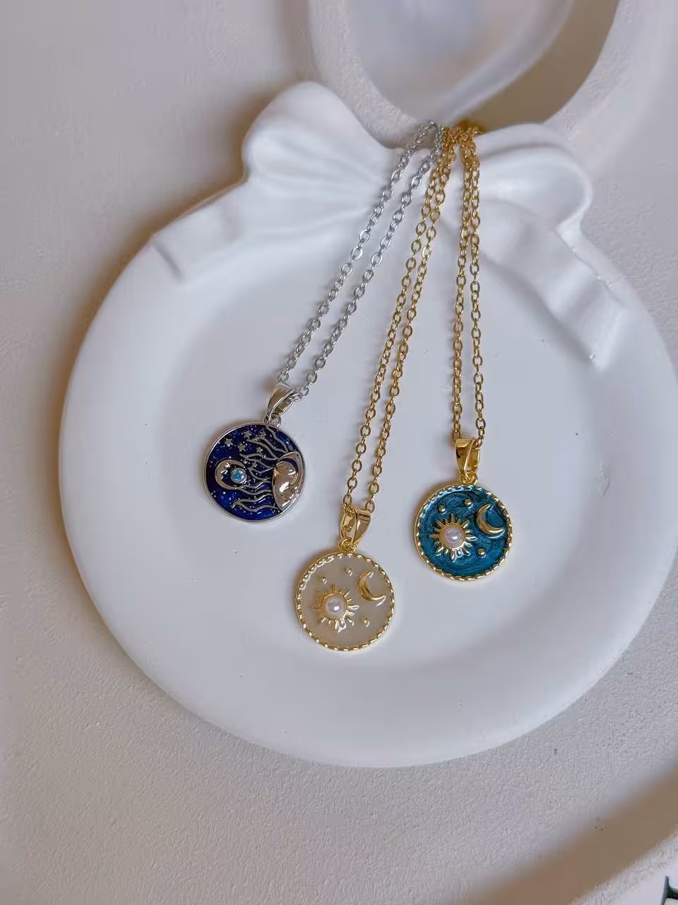 کالکشن گردنبندکهکشانی1262گردنبندمیناکاری/زنجیر استیل/پلاک ابکاری/ضدحساسیت/کیفیت بالا/نگین مخراج کاری شده/هرگونه بدلیجات از موادشوینده عطر ادکلن استخر عرق اسیدی دور باشند