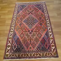 فرش دستباف ميمه طرح لچک و ترنج سایز ذرع و نيم رنگ زمینه لاكي رنگ حاشیه كرم  کد 39328