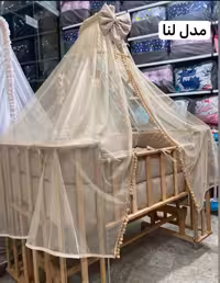 تخت کنار مادر لنا