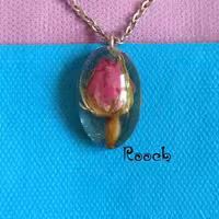 گردنبند و جاسوییچی رزینی گل طبیعی  مناسب کیف دخترانه 