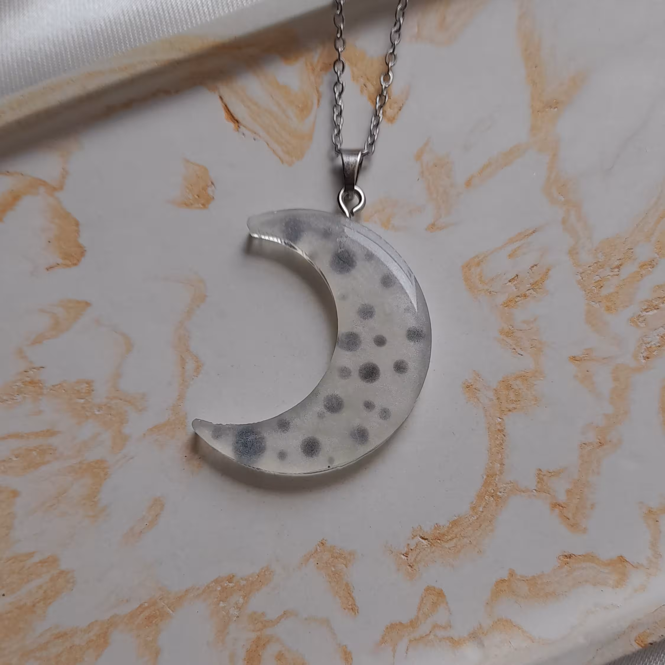 گردنبند رزینی ماه خالدار صدفی با زنجیر و اتصالات استیل رنگ ثابت 