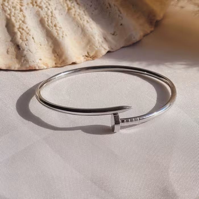 دستبند بنگل میخی استیل کارتیر