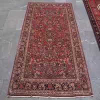 فرش دستباف ساروق طرح دسته گلی سایز قالیچه زمینه لاکی حاشیه سرمه ای کد 39130