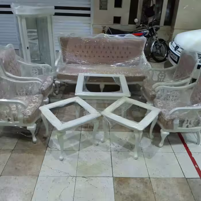 مبل کلاسیک سفید صورتی، 7نفره به همراه یک بوفه کوچک درب محدب و میز وسط و دو عسلی