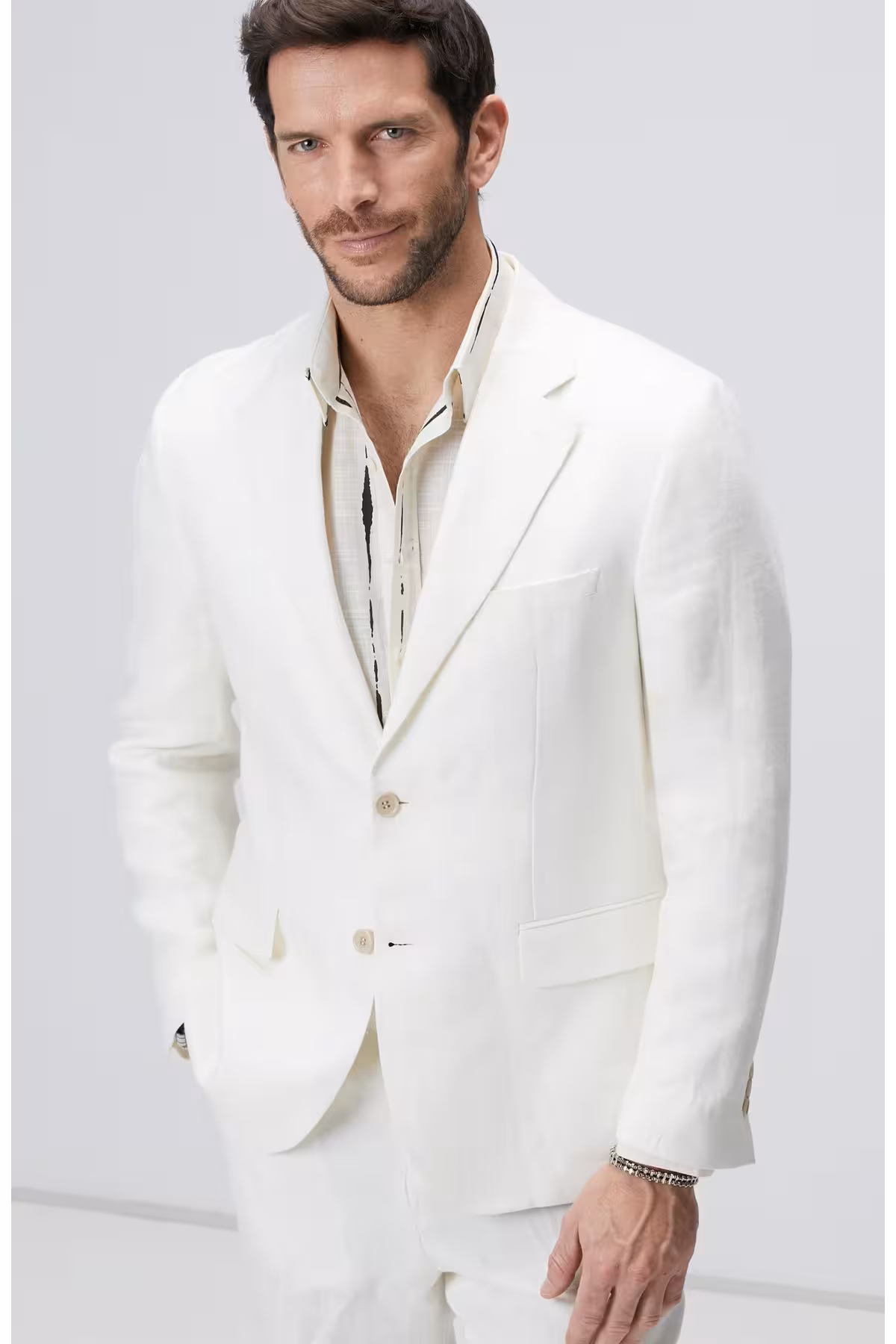 کت وشلوار مردانه و شلوار کتانی سفید شکسته Network