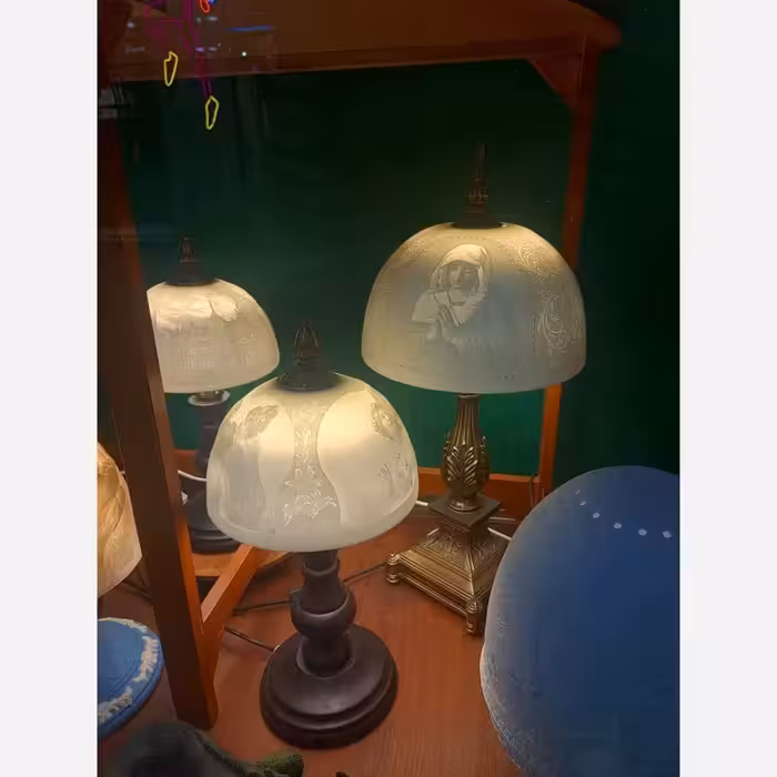 آباژر بونچای روسی اصل با پایه چوبی اباژور عاج فیل اصل اباژور کنار سالنی خاص فروشگاه لوازم دکوری در کرج سلما گالری