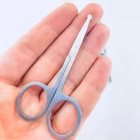 قیچی ابرو سر گرد مارک دار ( نقره ای )
دارای نوک گرد برای جلوگیری از آسیب به پوست
ضد زنگ
طراحی ارگونومیک
خوش دست و بادوام