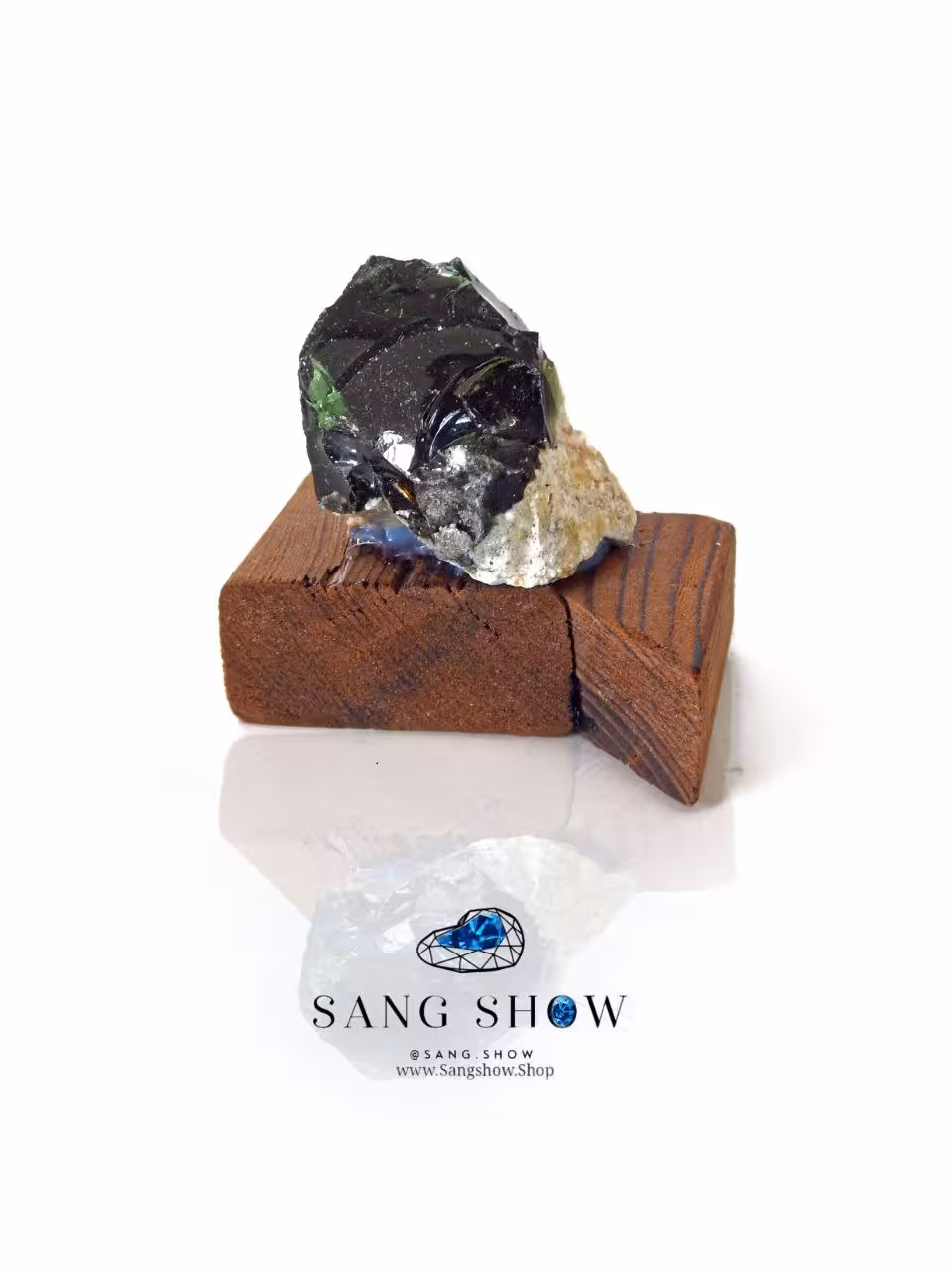 سنگ راف ابسیدین سبز طبیعی بر روی بستر و پایه چوبی S585