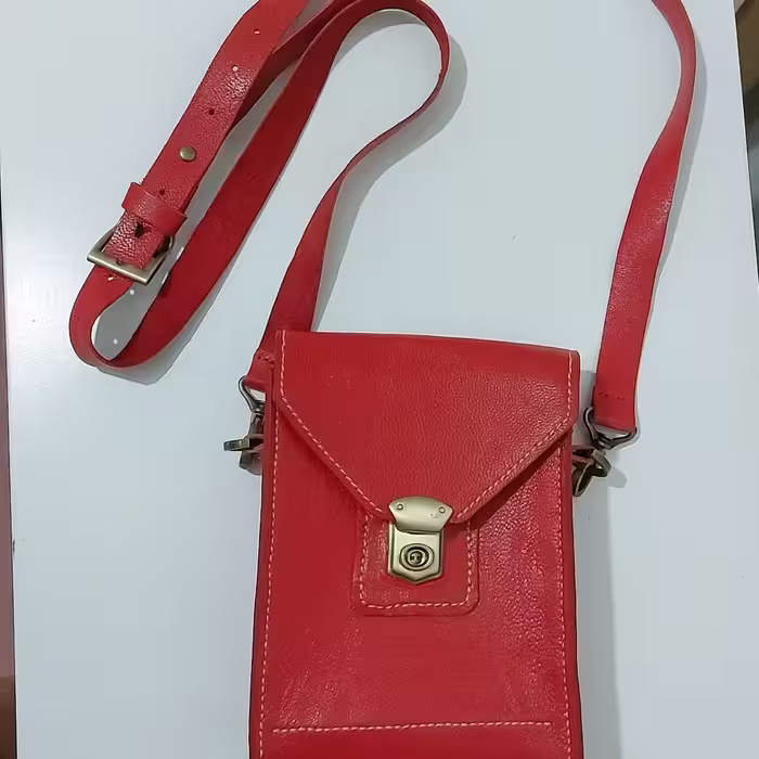 کیف چرم رو دوشی دست دوز بسیار شیک و خاص.کیف اسپرته رنگ مشکی و قهوه ای ش برای آقایون عالیه و تموم رنگها برای خانما