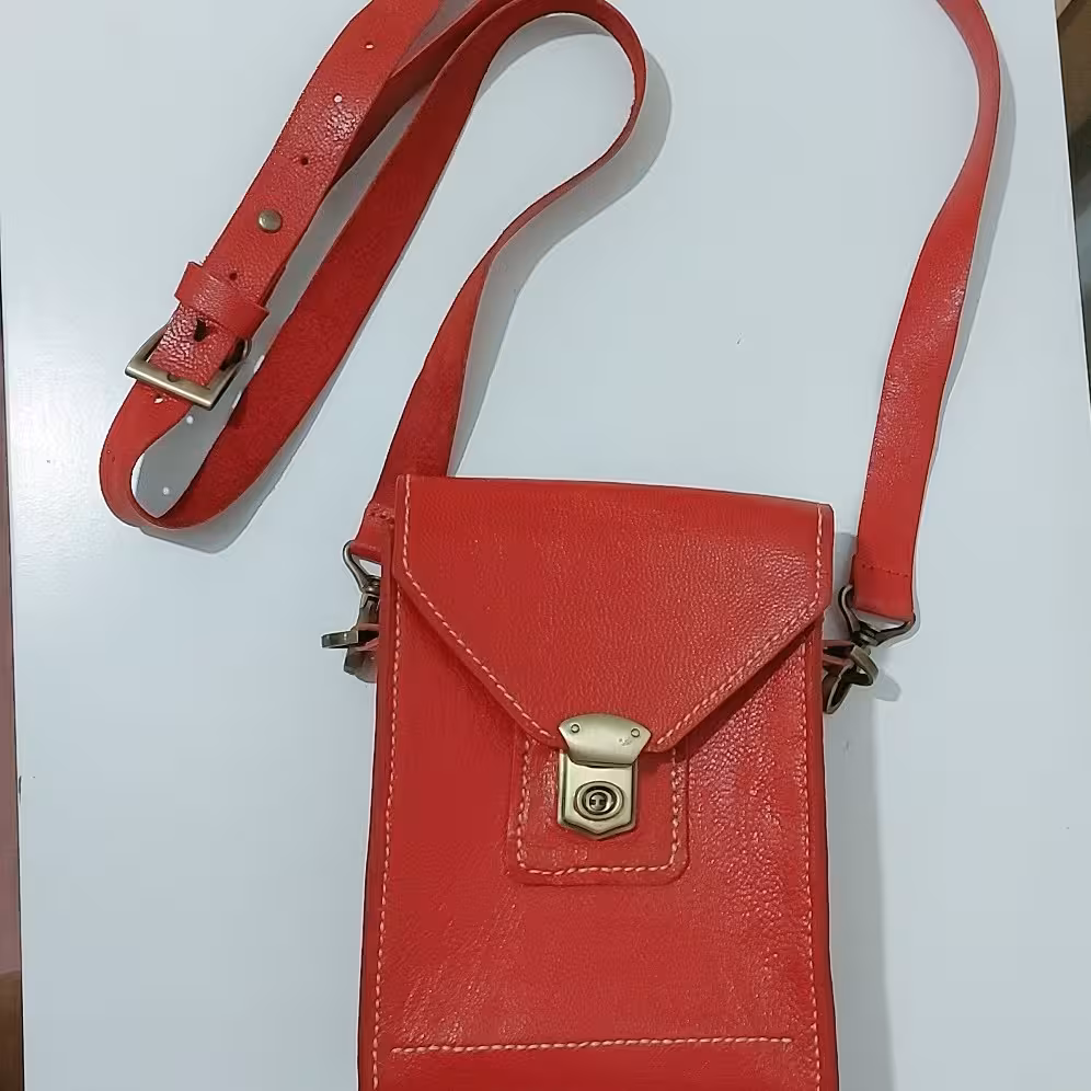 کیف چرم رو دوشی دست دوز بسیار شیک و خاص.کیف اسپرته رنگ مشکی و قهوه ای ش برای آقایون عالیه و تموم رنگها برای خانما