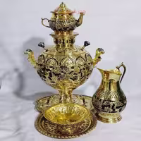 سماور زغالی 6 لیتری برند جهان نما با قلم زنی گل و مرغ طلایی، به همراه کنار سماوری