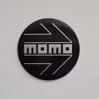 آرم وسط رینگ چرخ ماشین طرح MOMO فلش مشکی نوشته نقرهای(مناسب همه رینگهای اسپرت با دهنه سایز 030)