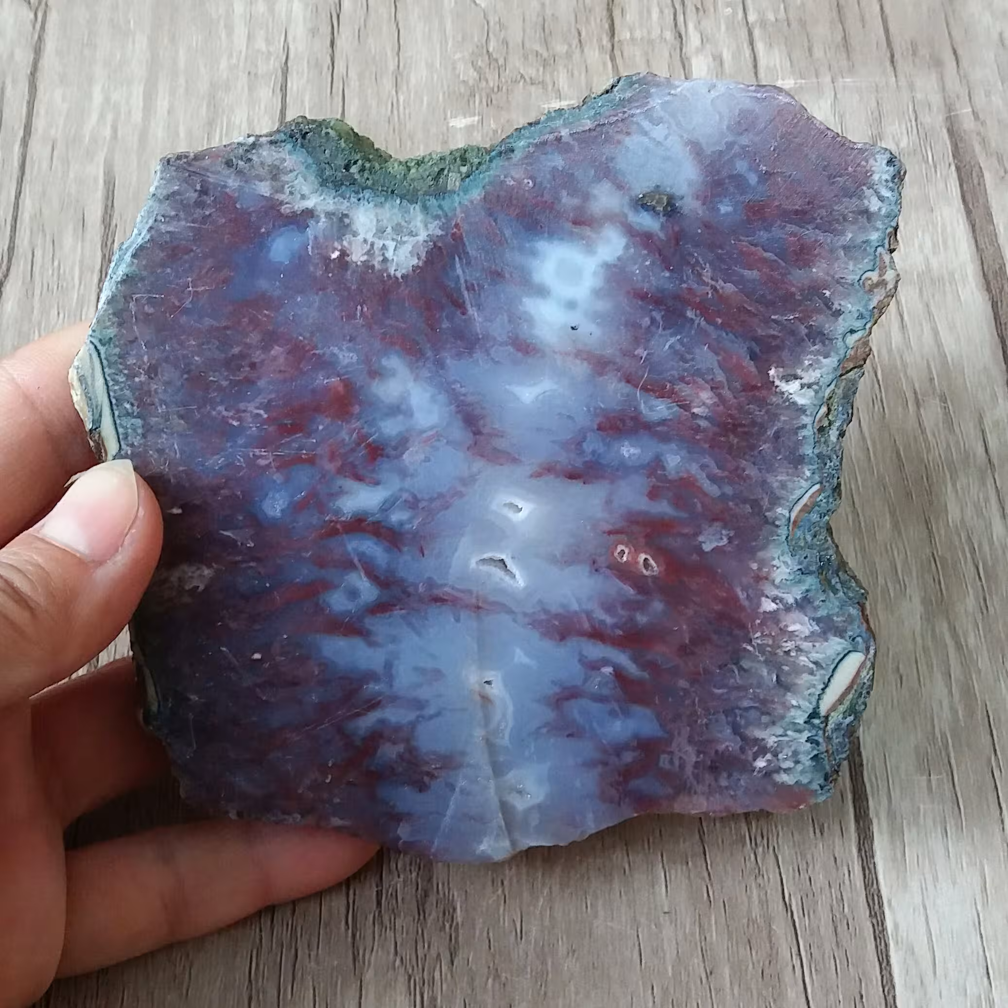 سنگ راف عقیق اصل با طرح شجر خاص بسیار زیبا معدنی و اصل با خواص بسیار عقیق مناسب رومیزی و دکوری و ساخت نگین با رنگ طبیعی 