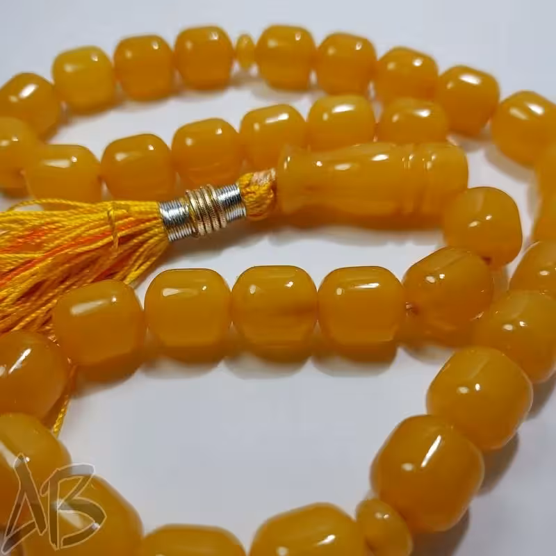 تسبیح سندلوس 33 دانه بودار تراش استوانه ای زرد کهربایی خوش تراش کد 831 آقابزرگ