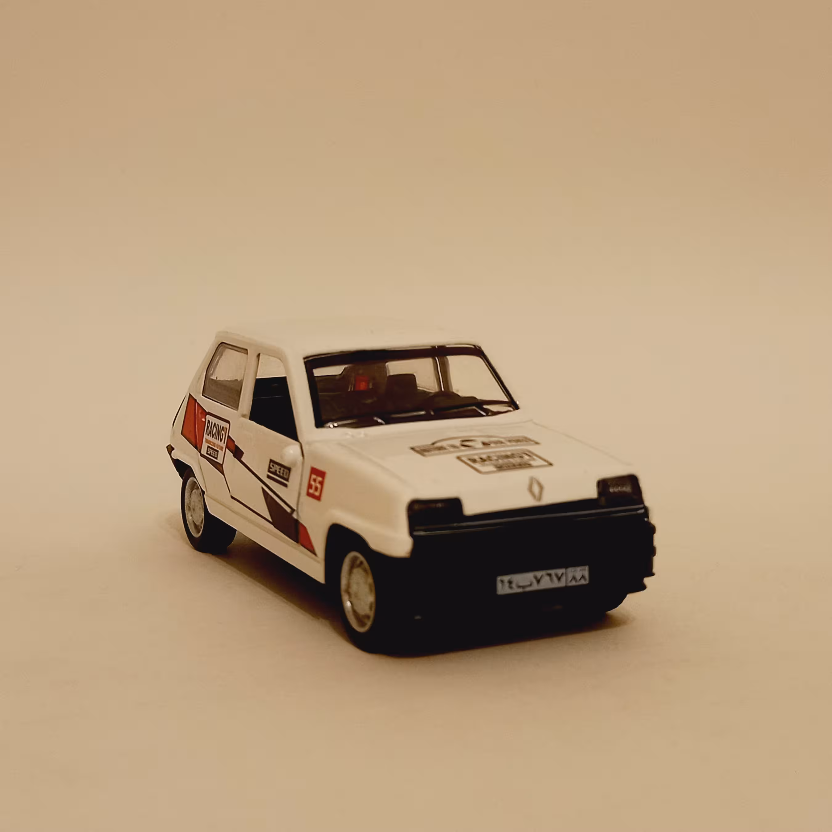 ماکت ماشین رنو 5 عقبکش موزیکال رنگ سفید مقیاس 1:36 طول 12 سانتی متر