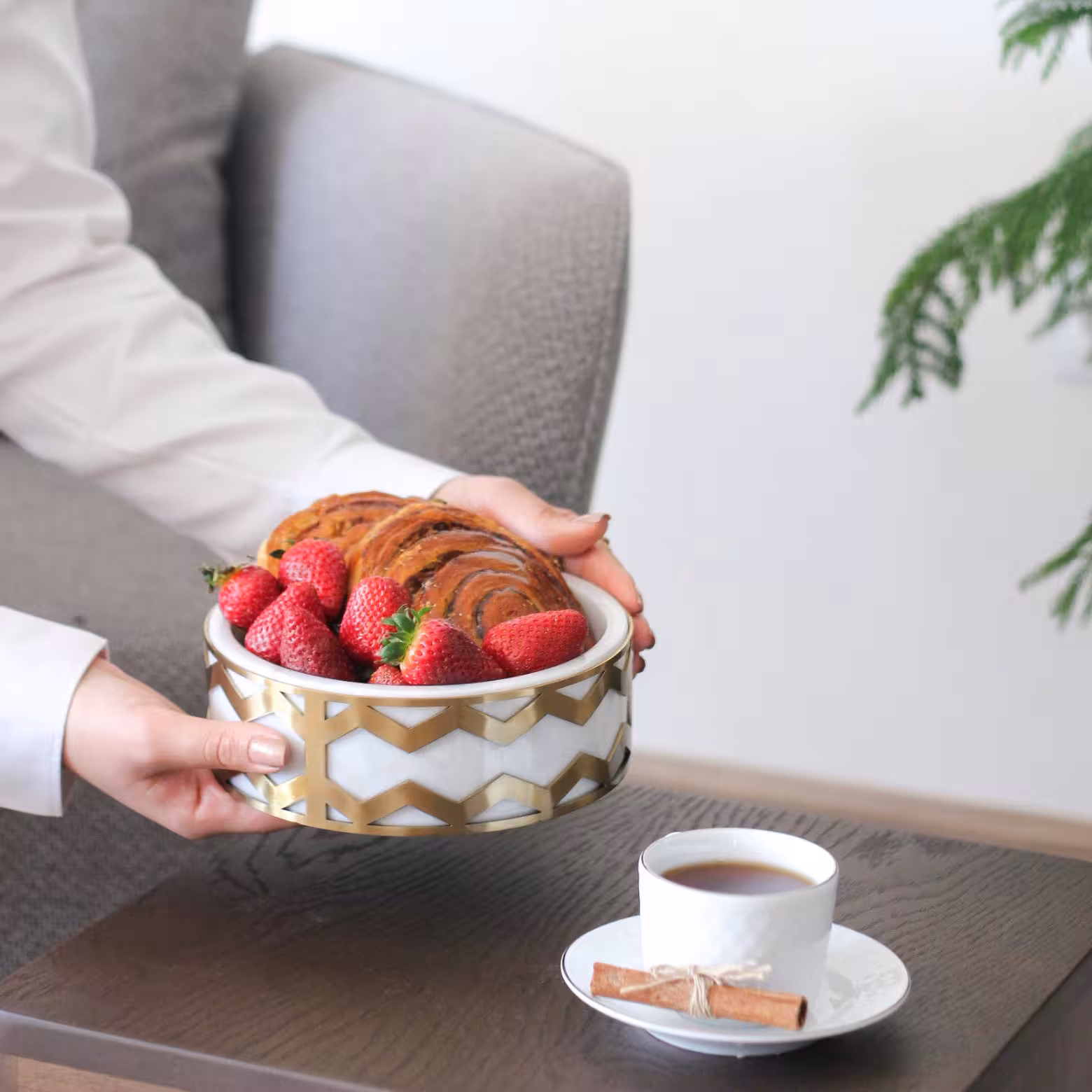 ظرف پذیرایی بزرگ مینیمال زیگزاگ طلایی سنگ سفید (ازنا)