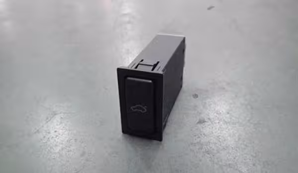 کلید بازکن صندوق عقب داشبورد ام وی ام 530 چین یدک مرکزی - خرید لوازم یدکی خودروهای چینی - لوازم یدکی خودروهای کره ای - لوازم یدکی خودروهای ژاپنی - کف قیمت بازار - ارسال سریع به سراسر ایران