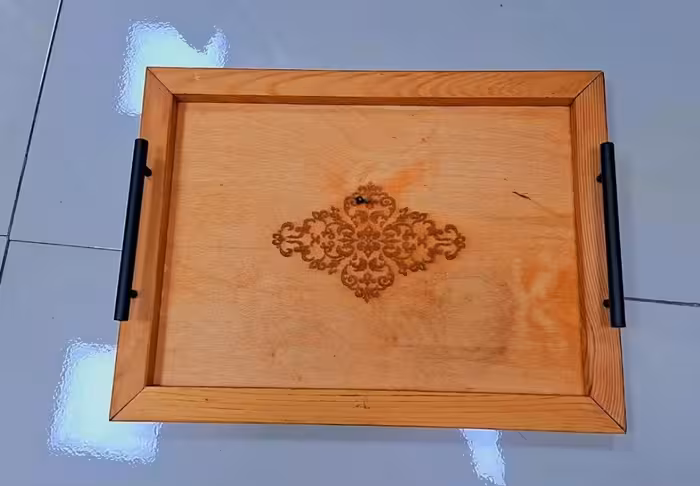 سینی چوبی دسته فلزی در سایز متوسط