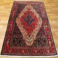 فرش دستباف سنندج، طرح لچک و ترنج، سایز قالیچه، رنگ زمینه کرم، رنگ حاشیه لاکی، کد 39850