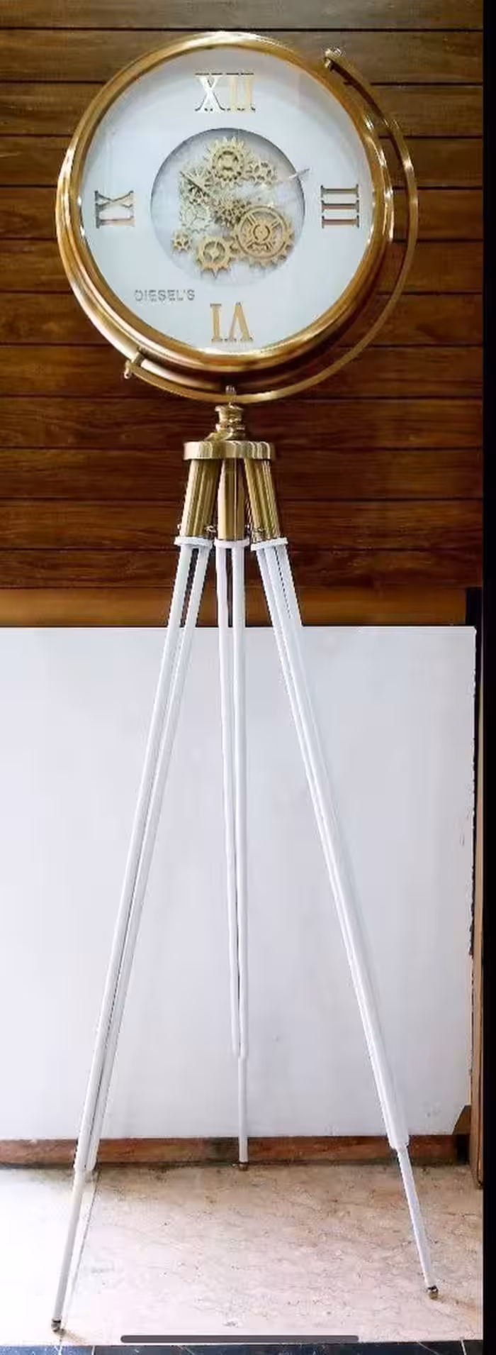 ساعت دیواری مدل ایستاده دیزل اس سفید طلایی