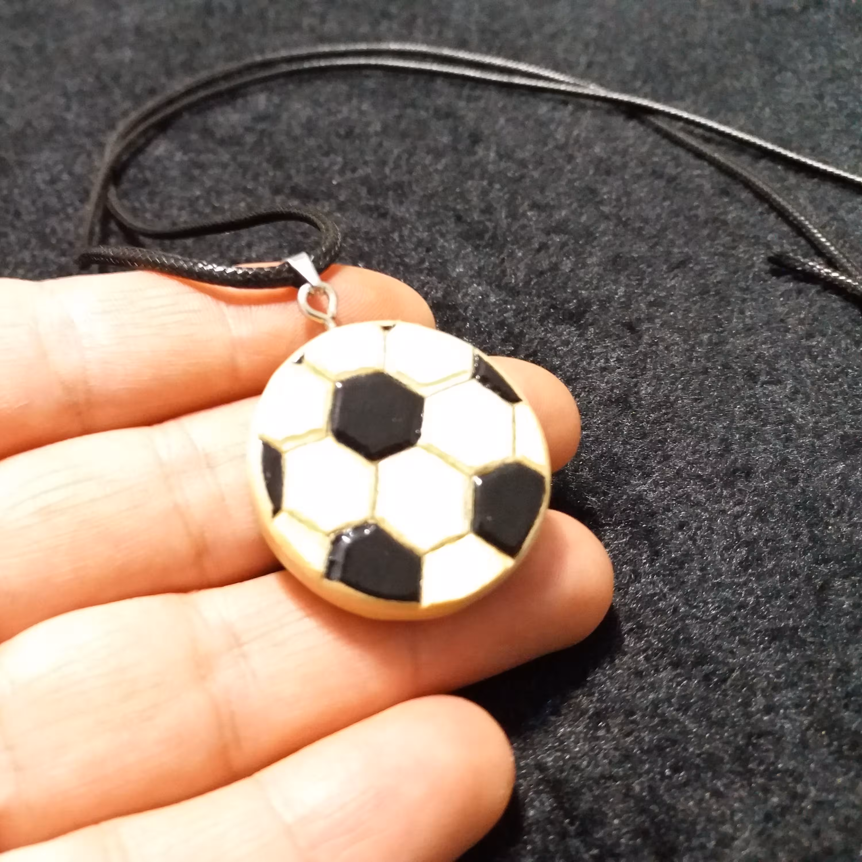 گردنبند توپ فوتبال چوبی طرح برجسته