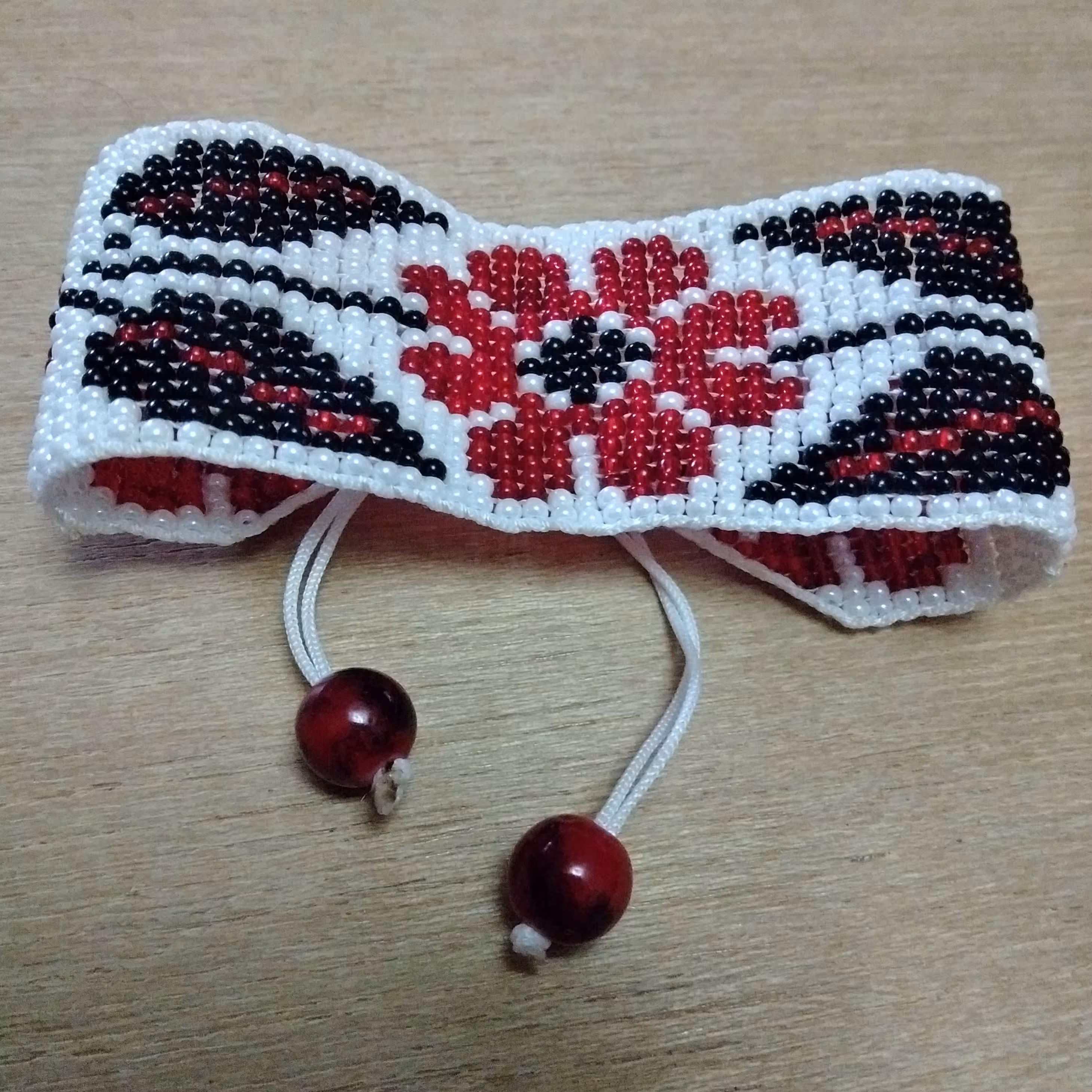 دستبند با منجوق گرد به رنگ قرمز و سفید 