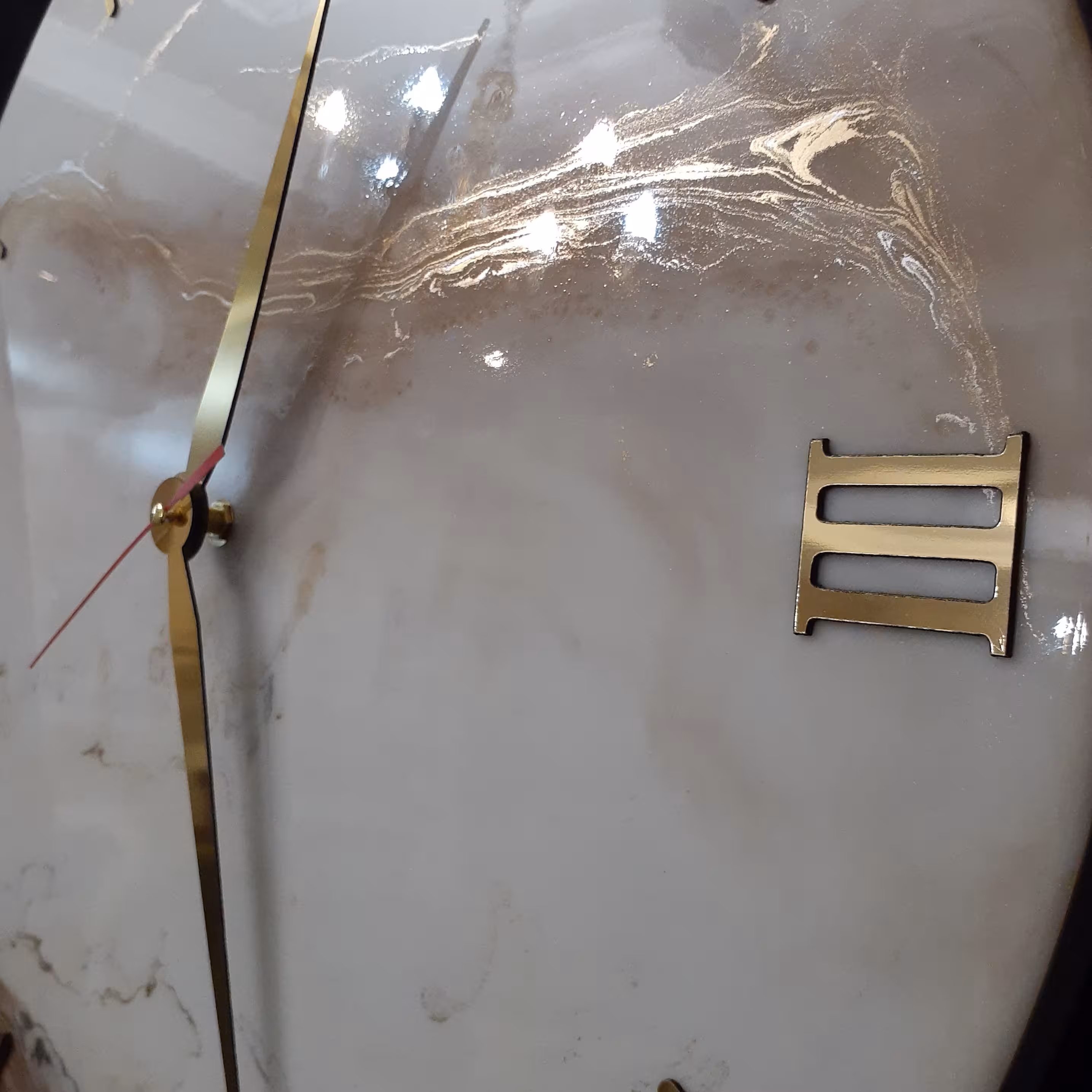 ساعت دیواری رزین  سفید با رگه های طلایی نقره ای قطر  50     