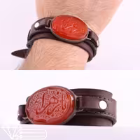 دستبند چرم طبیعی اصل نگین عقیق سرخ خطی منقش به یا زهرا(س) 