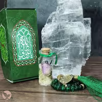 پک هدیه مناسبتی شامل تسبیح و نبات در بطری شیشه‌ای