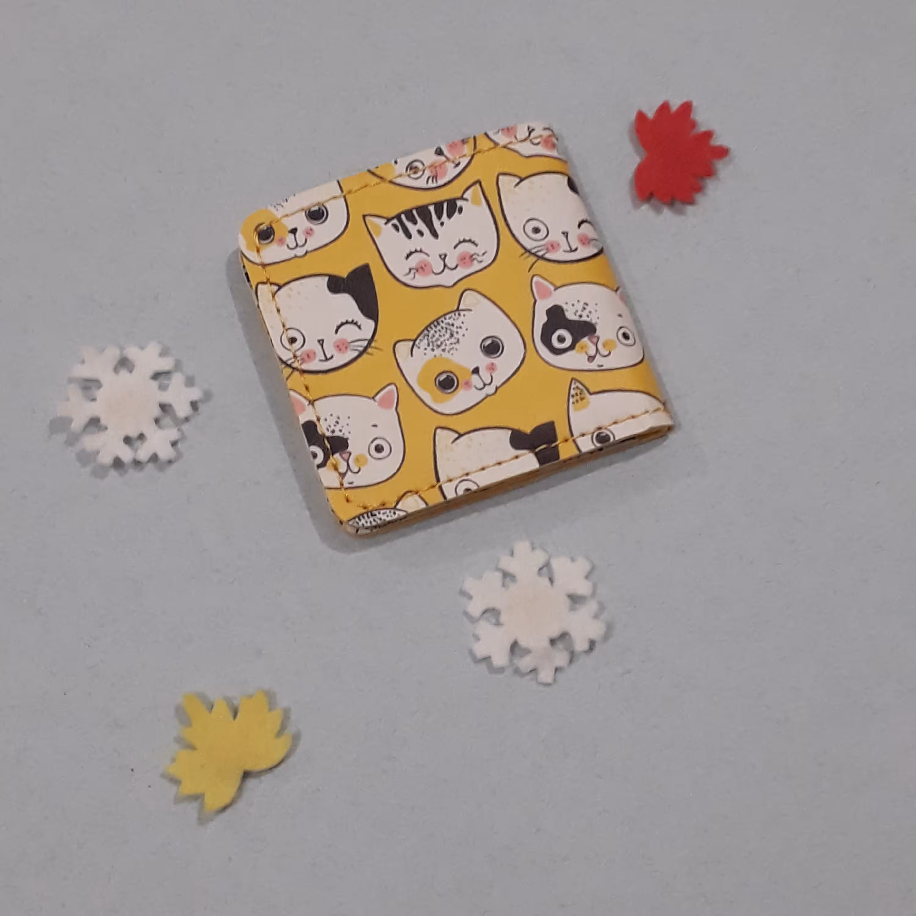 کیف پول جیبی چرم دست دوز فانتزی طرح گربه زمینه زرد 