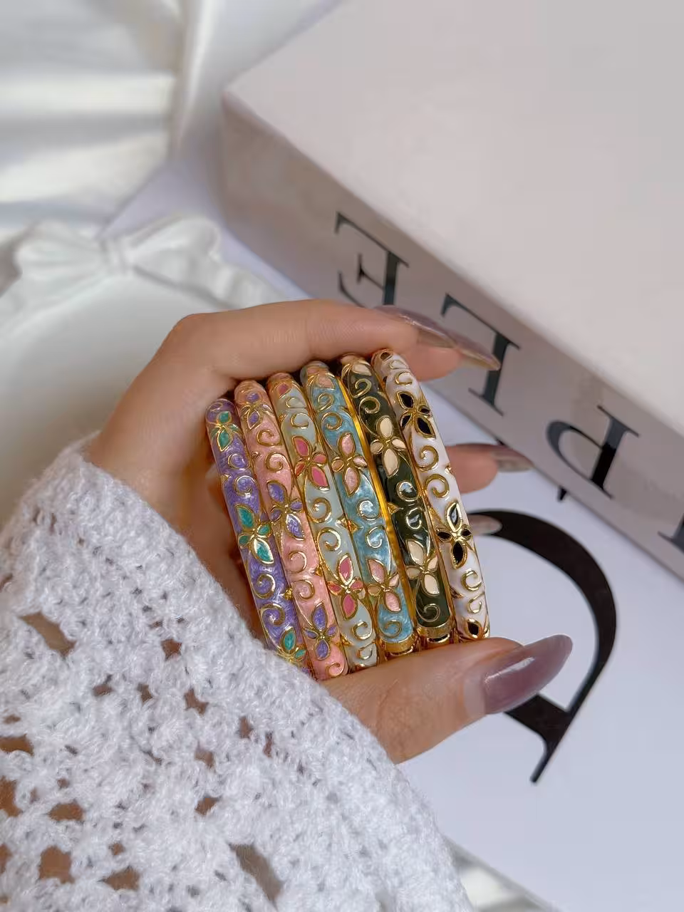 کالکشن بنگل میناکاری1242بنگل میناکاری/ابکاری طلا/کیفیت بالا/واردتی/بازوبسته میشود/مناسب هرسایزمچ میشود/ضدحساسیت/هرگونه بدلیجات از موادشوینده عطر ادکلن استخر عرق اسیدی دور باشند