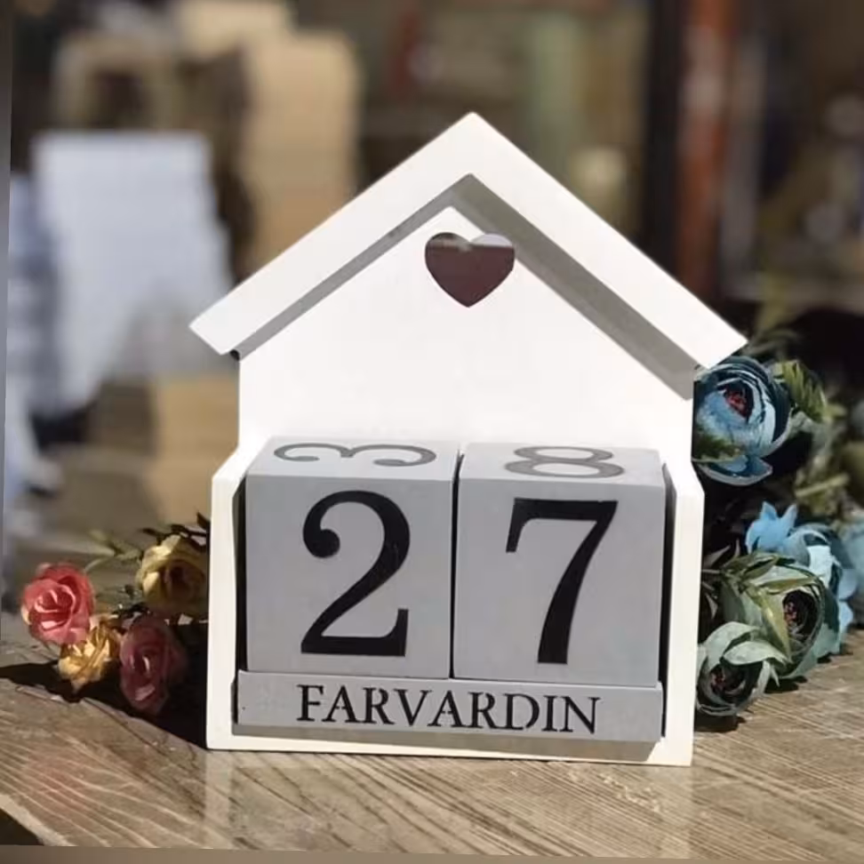 تقویم مکعبی چوبی. طرح کلبه.  رنگ طوسی سفید