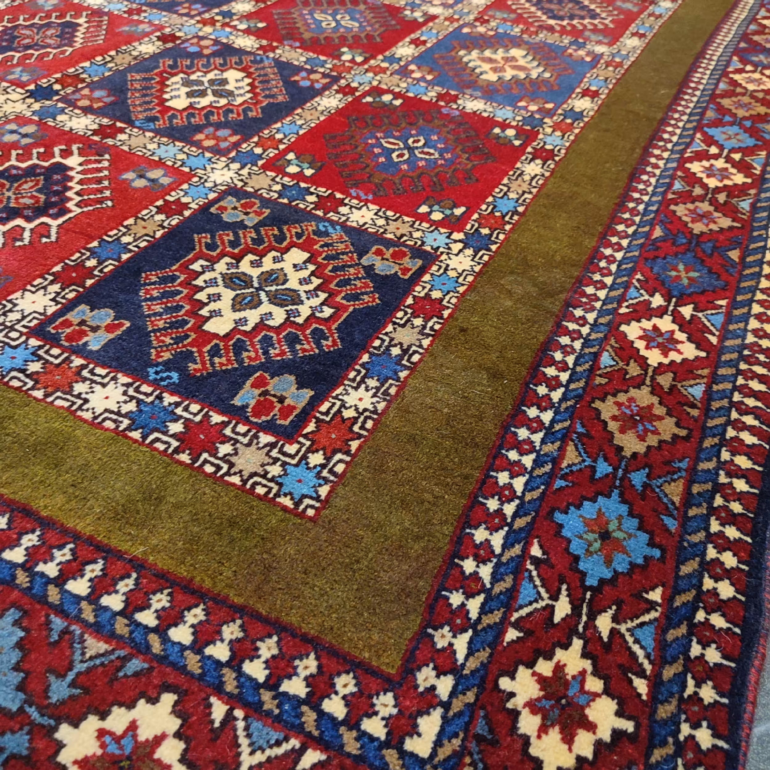 فرش دستبافت سه متری طرح لوزی کد AA407