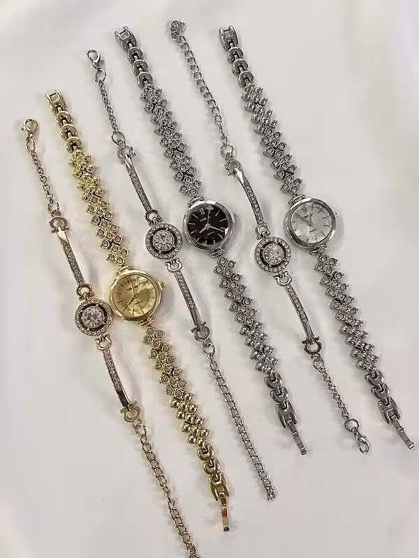 ست ساعت و دستبندجواهری(دستبند بعنوان هدیه با ساعت ارسال میشود.)