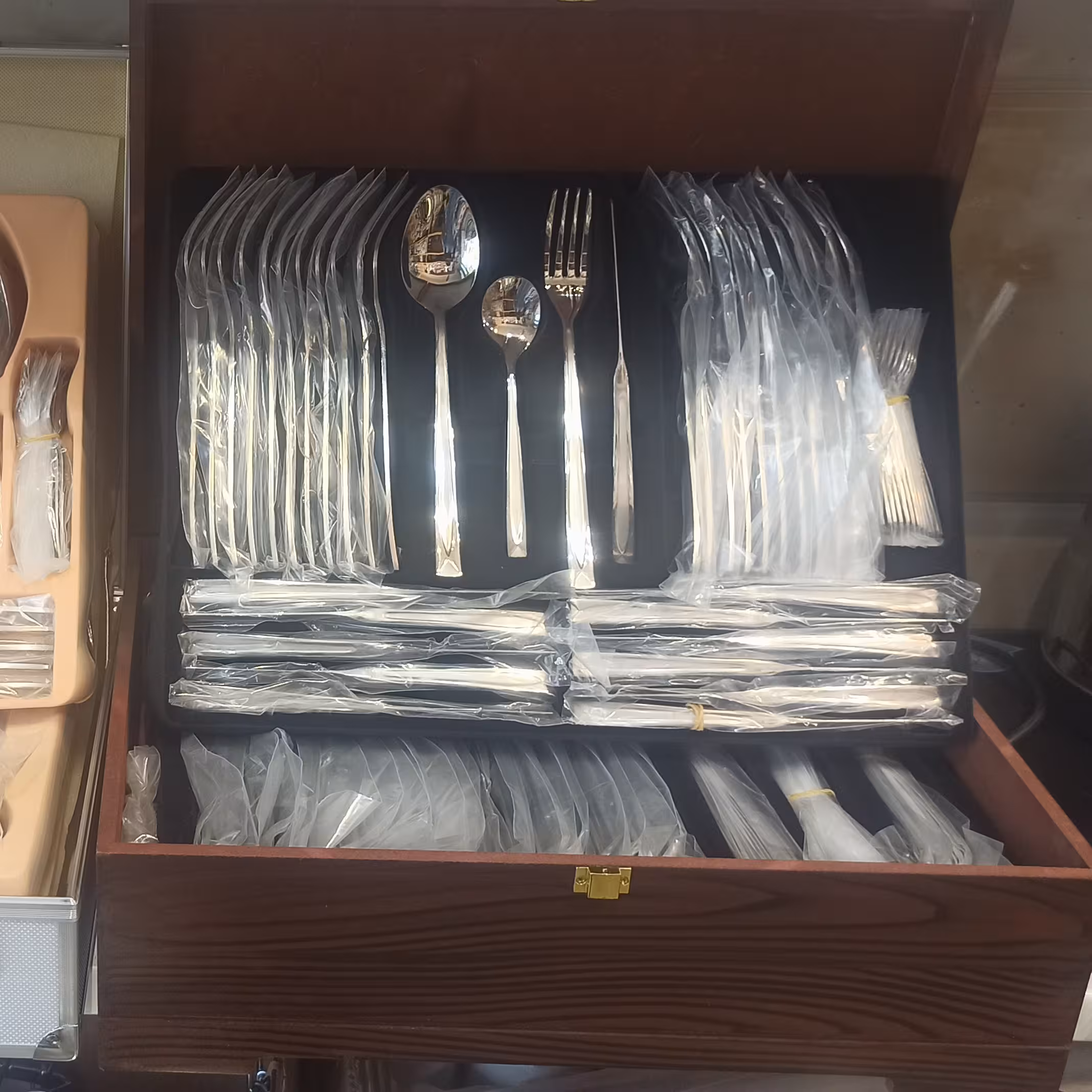 سرویس قاشق و چنگال 128پارچه 24نفره 3میل با کیفیت عالی قیمت طلایی2900در فروشگاه لوازم خانگی کمالی مشهد مصلی ارسال 