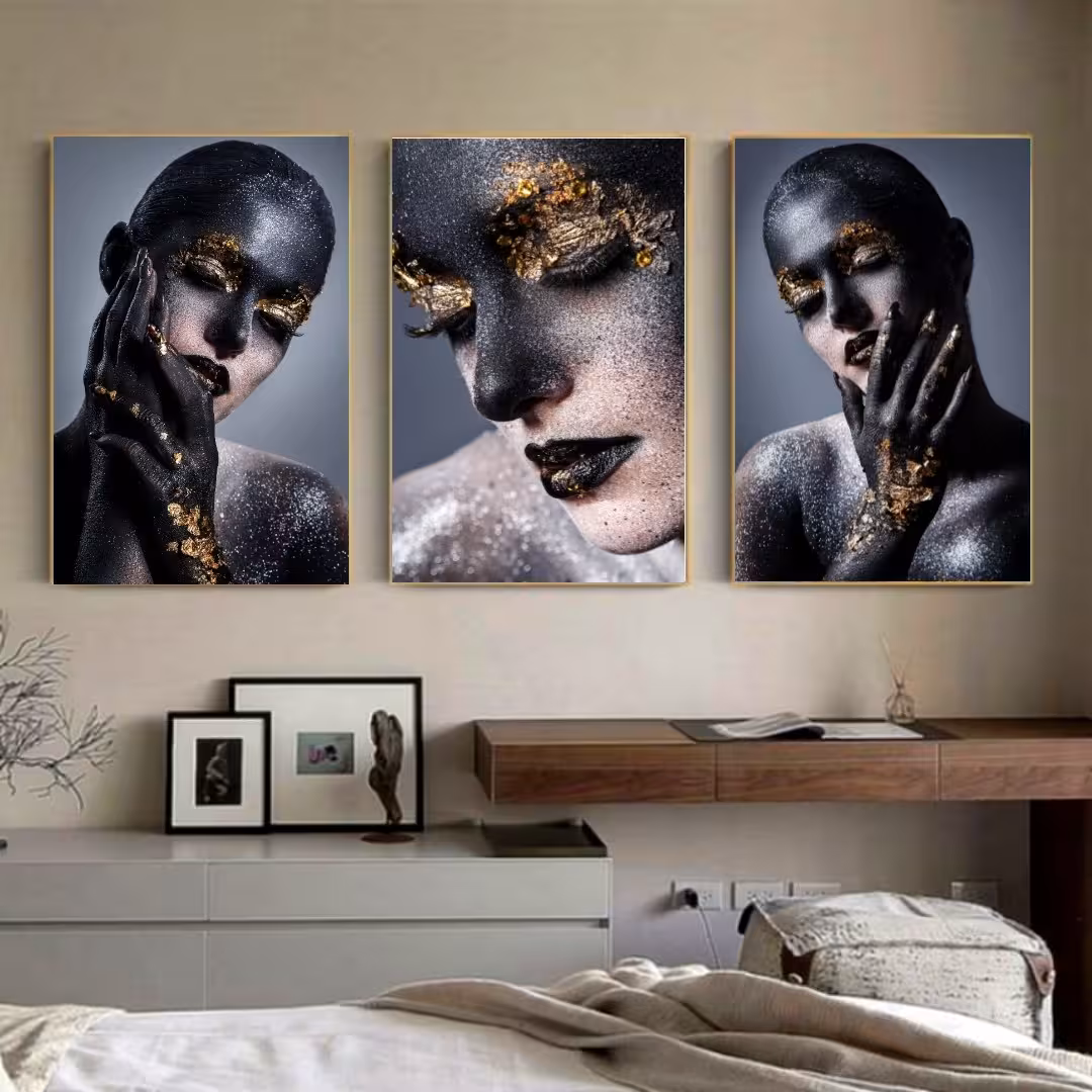 تابلو دکوراتیو زن زیبا با گریم طلایی ومشکی سه تکه 