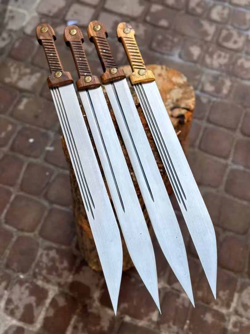 قمه و قداره دسته چوبی  تیغه فنر کرکره  طول کار 60 سانت