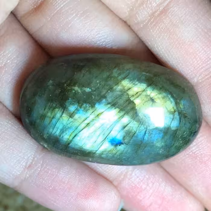 نگین لابرادوریت آبی با تلالویی بی نظیر وارداتی از کشور لابرادور کانادا تراش بیضی شکل دامله کد 47