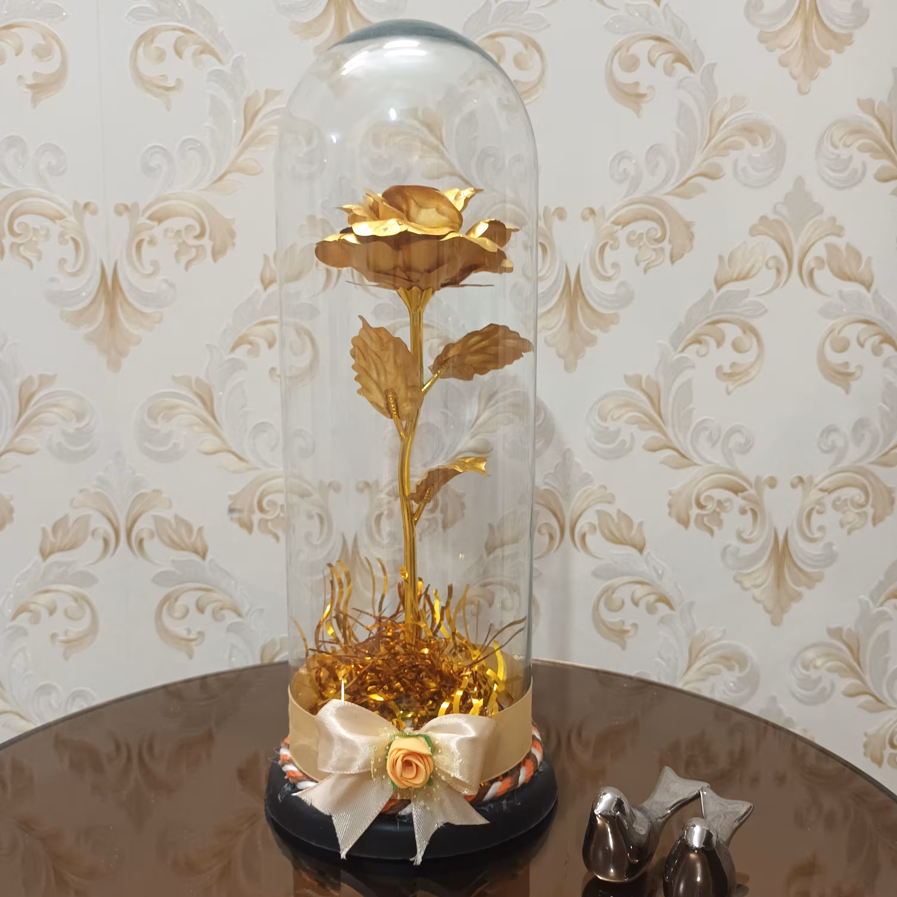 گل رز طلایی تک شاخه با باکس شیشه ای (پس کرایه)