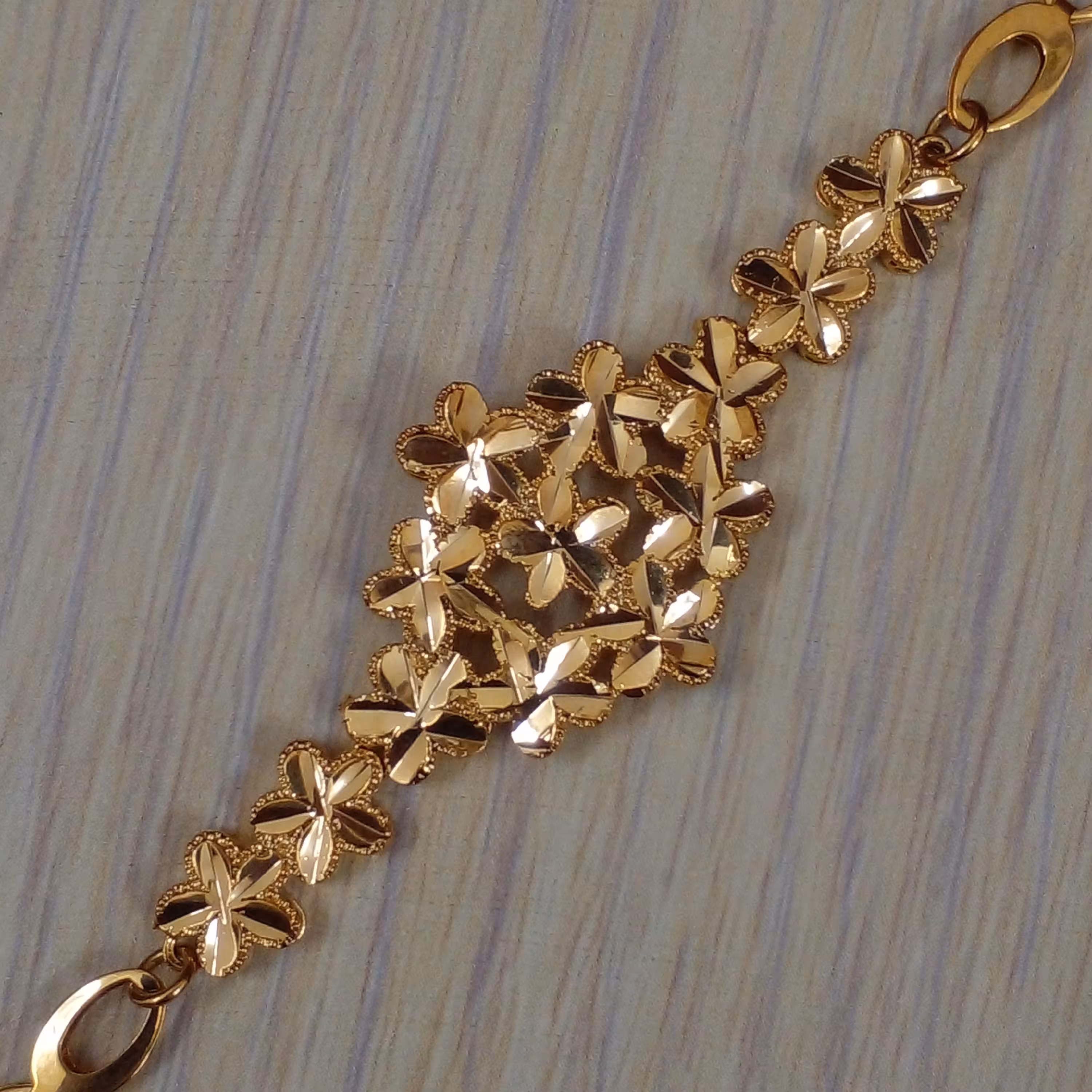 دستبند تراشکاری طرح طلا رنگ طلایی بدلیجات مجلسی مشابه طلا در طرح های مختلف کد 1