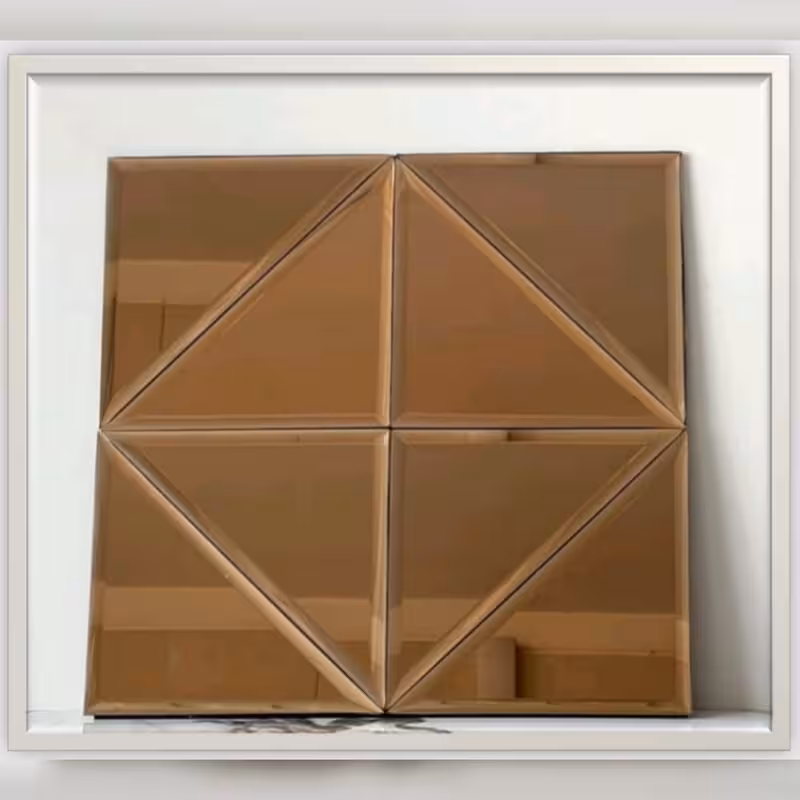 تایل آینه ای مثلثی کد T2002،ابعاد30در30 cm پشت چسبدار کاملآ نسوز و ضدآب (پس کرایه)