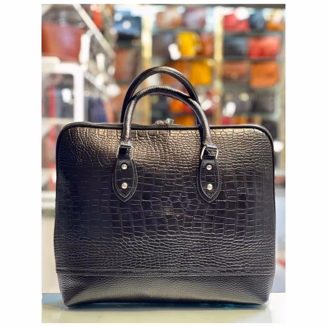 کیف دستی چرم طبیعی گاوی دارای رنگ بندی زیبا کیفیت اصلی ارسال رایگان قبل از واریزی حتماموجودی بگیرید کد 246