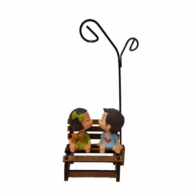 مجسمه طرح دختر و پسر روی نیمکت کد m1010