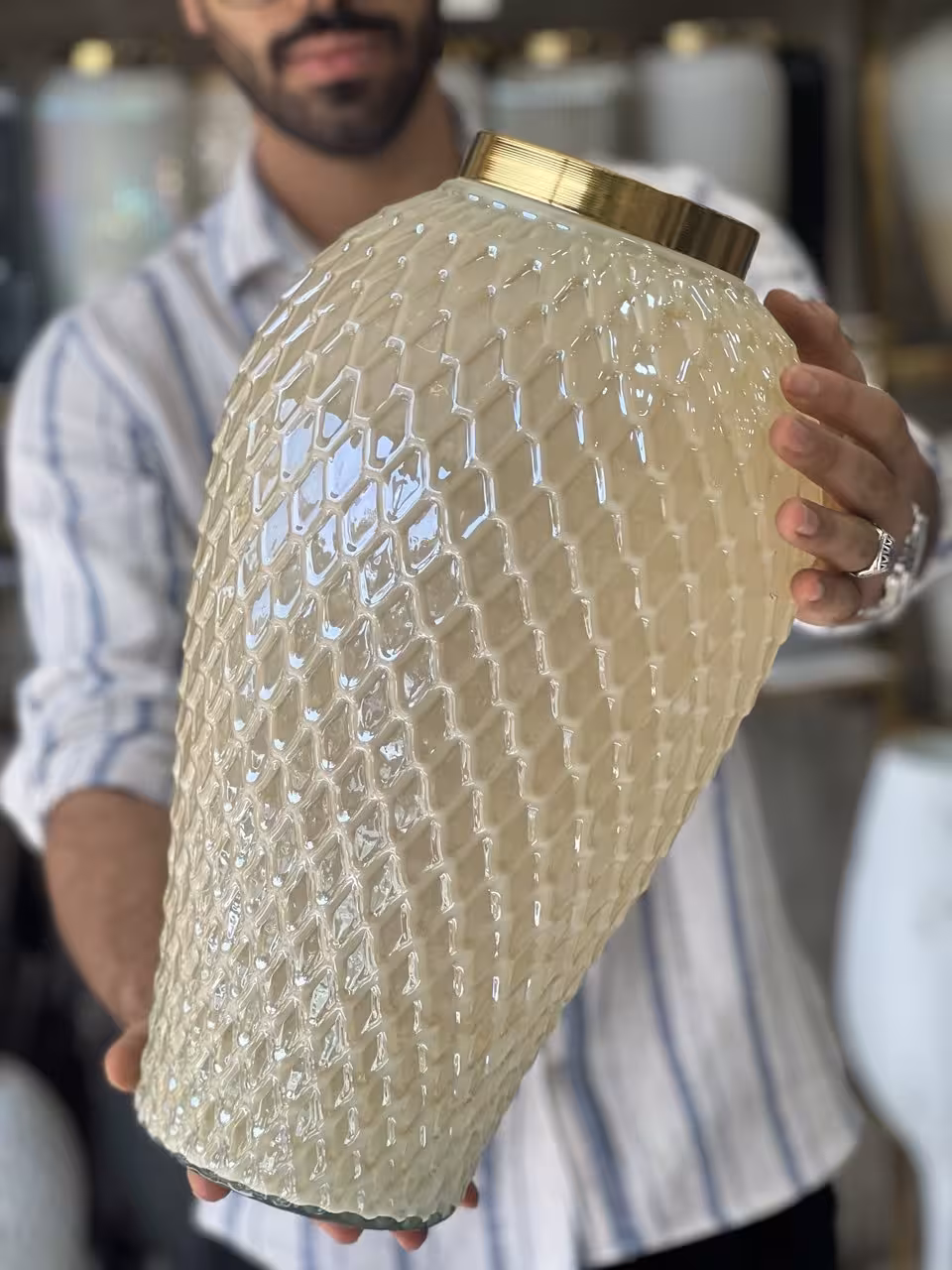 گلدان شیشه ای مدل طاووس رنگ عسلی