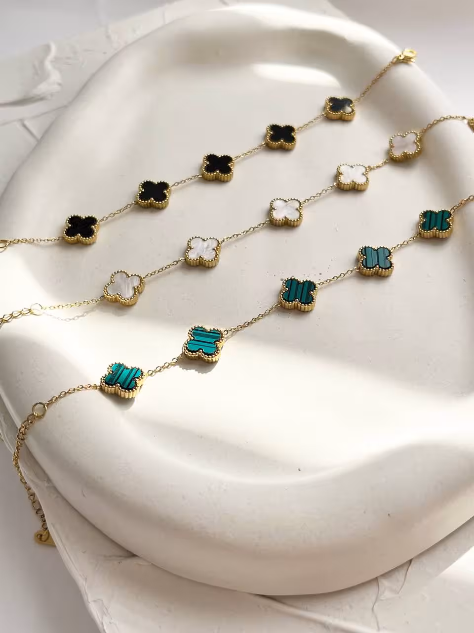 دستبند زنانه طرح ونکلیف رنگبندی مشکی سبز سفید