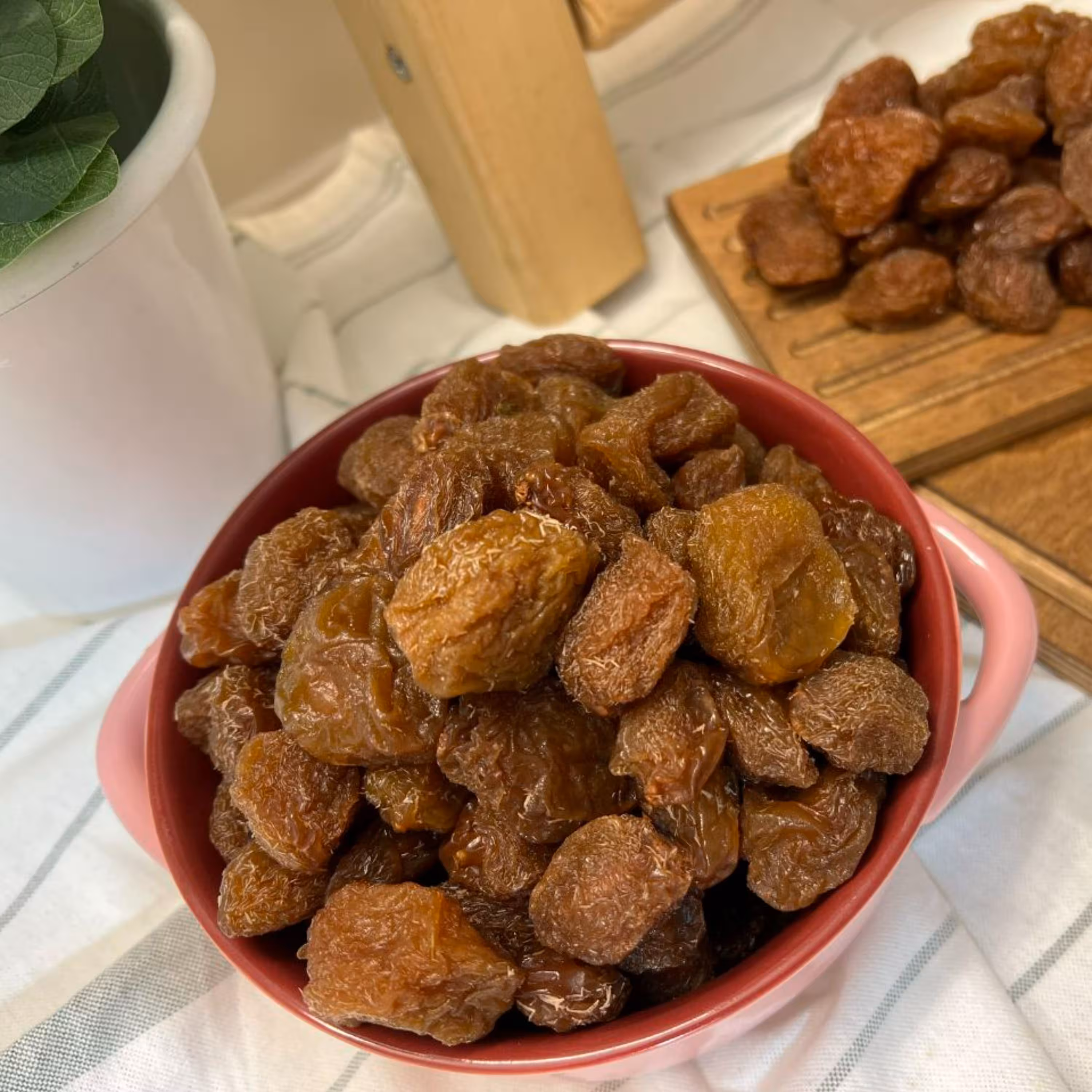 آلو خشک نمکی خوانسار گوشتی و هسته جدا بسیار لذیذ و با آفتاب حشک شذه است.