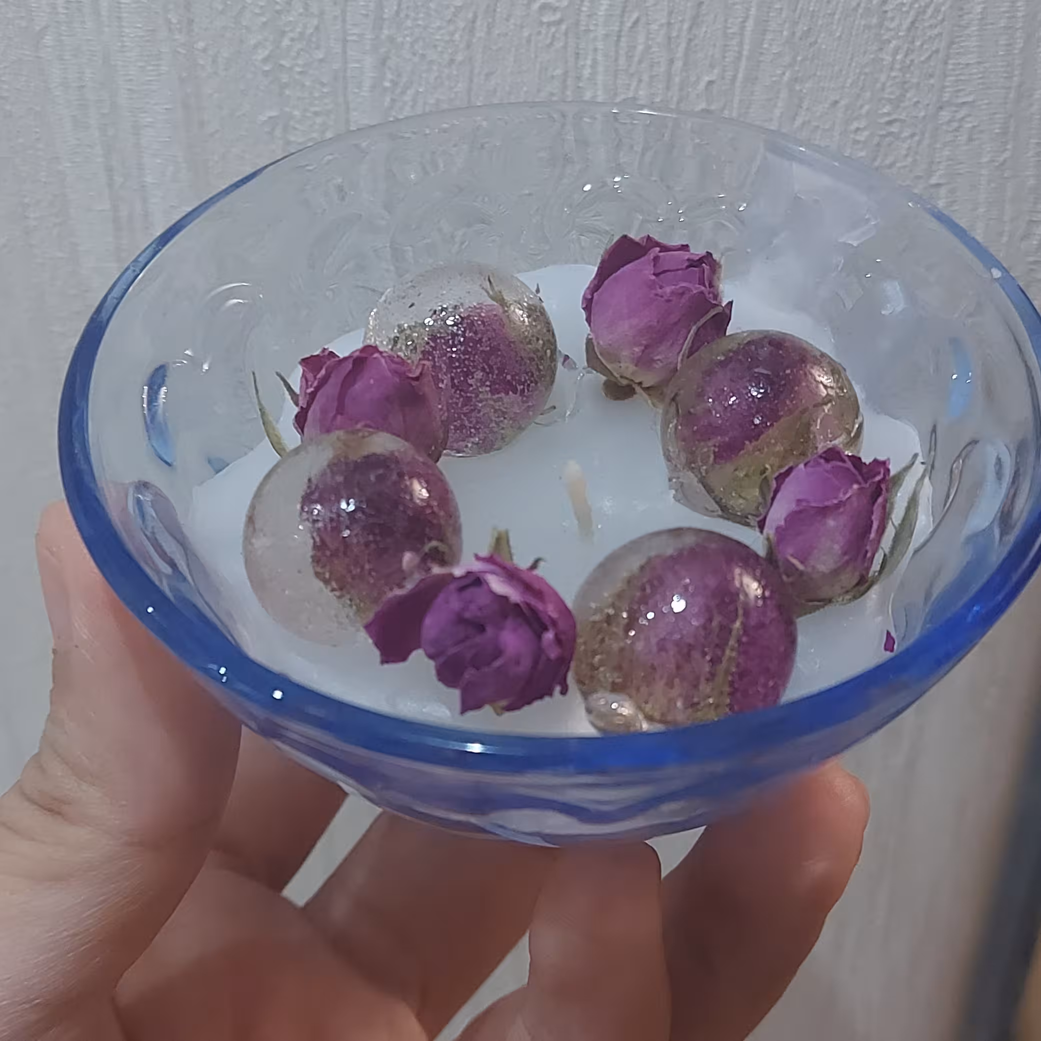 شمع ژله ای و گل سرخی در پیاله شیشه ای 