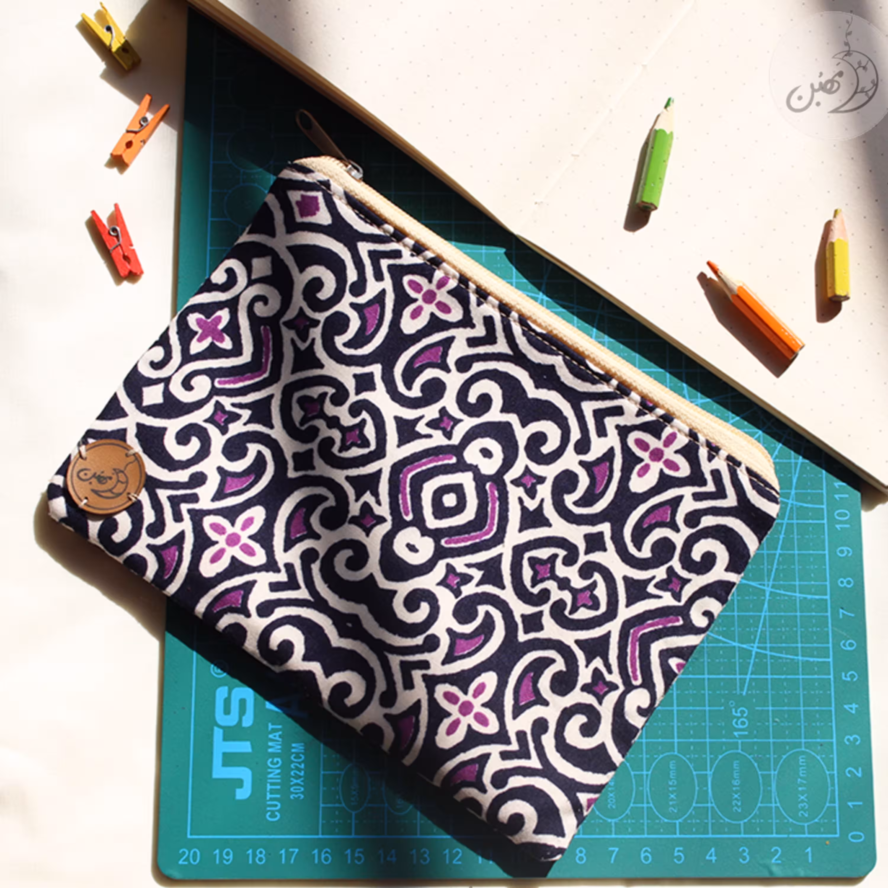 جامدادی تخت پارچه ای مهبن مدل اسلیمی بنفش- 3 لایه آستر و نمد -سایز 20 در 14